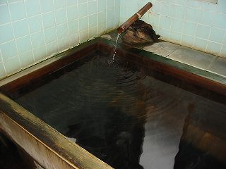 安代館の古代風呂の木の浴槽